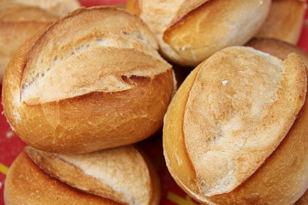 Roriz Neto propõe retomada do programa “Pão e Leite” no DF para combater insegurança alimentar